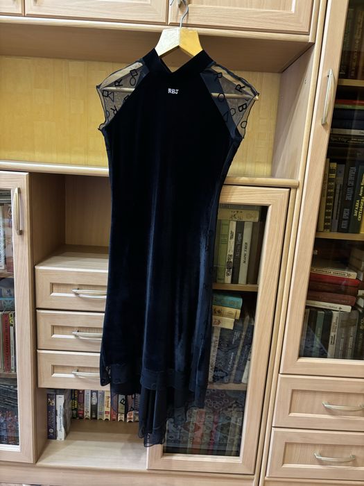 Черное платье прямого кроя