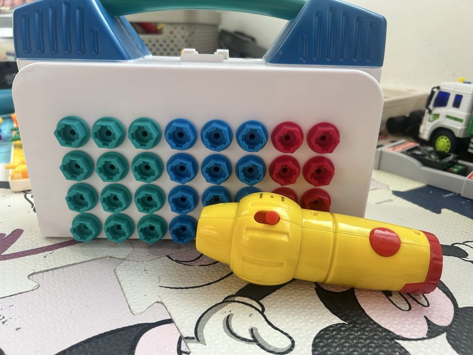 Joc educativ cu bormasina pentri copii -set creativ cu surubiri