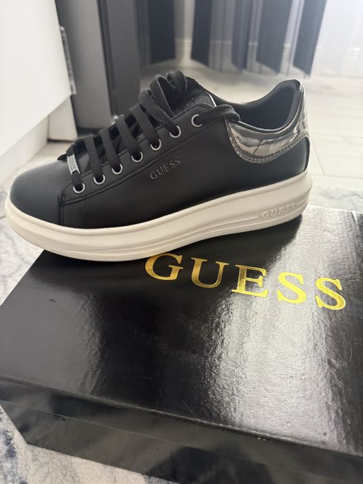Сникърси на марката Guess