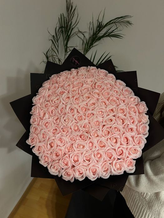 Buchet trandafiri sapun / roz pal cu accesorii fluturași