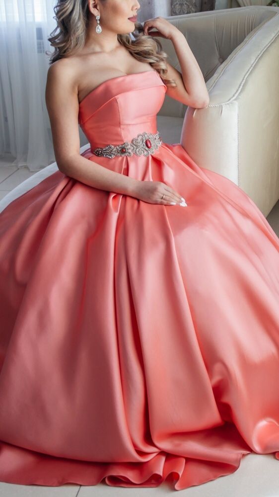 Платье кораллового цвета не дорого в идеальном состоянии