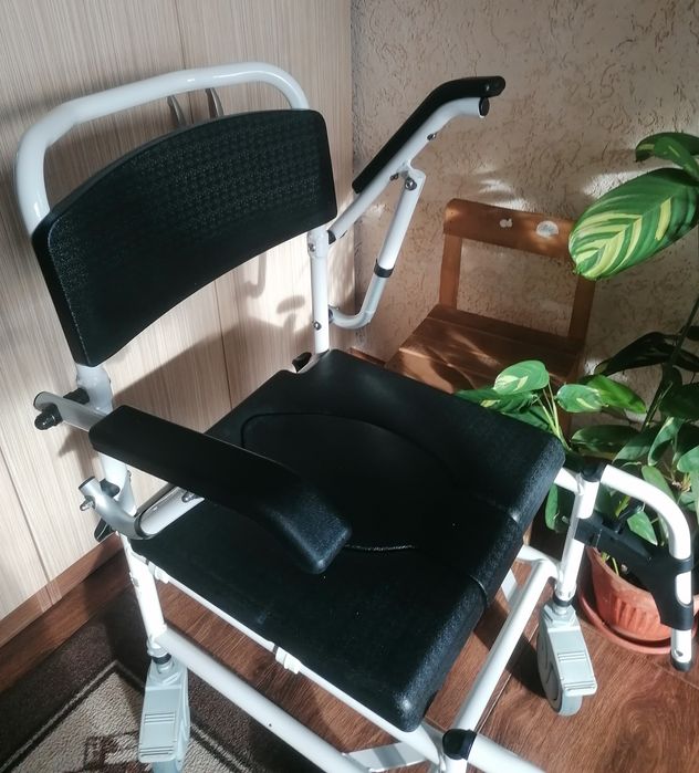 Комбиниран инвалиден стол / количка за трудно подвижни хора