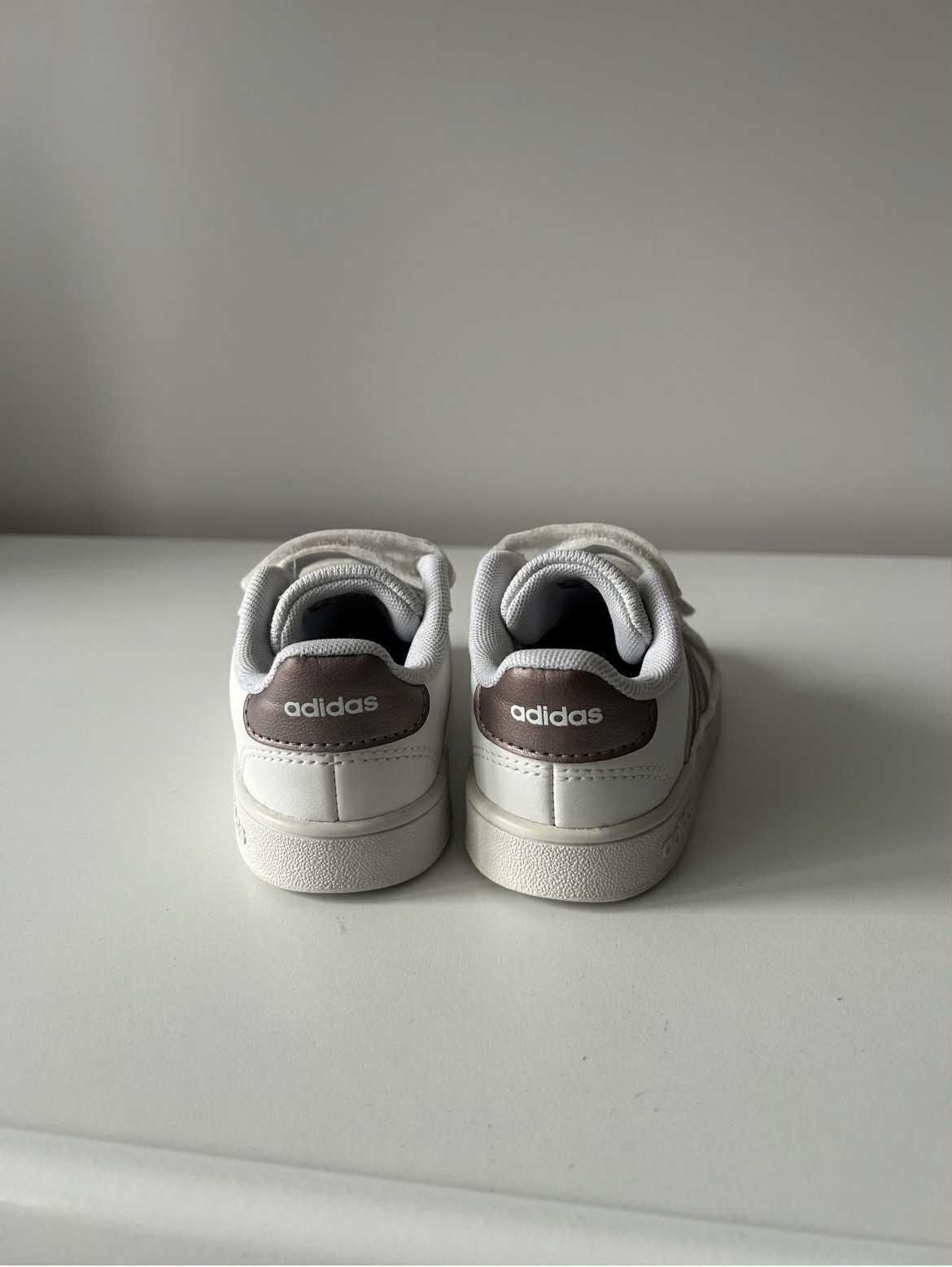 Маратонки Adidas за момиче