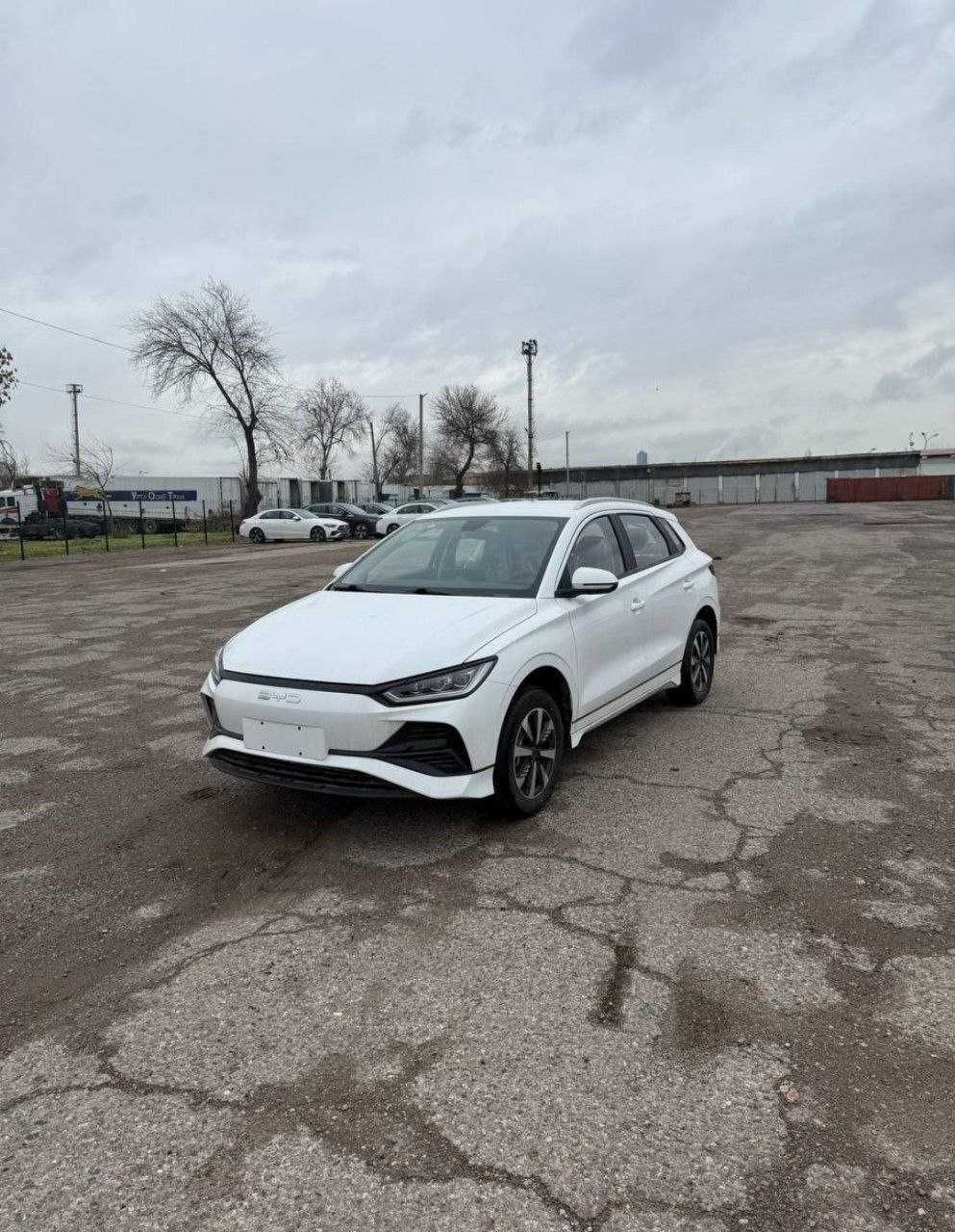 BYD e2 2025 yil bezprobeg 405 zapas hodi