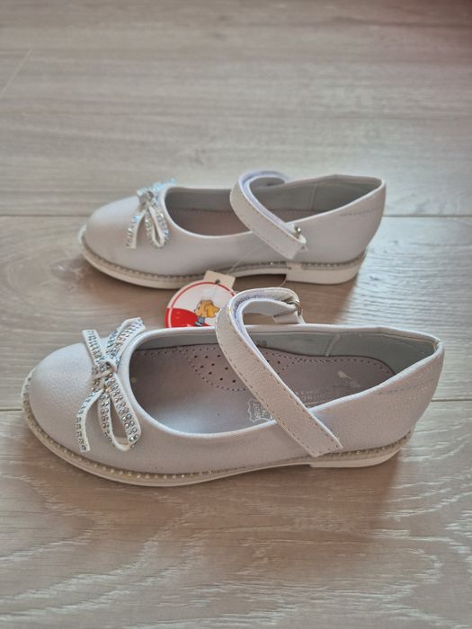 Чисто нови официални обувки за момиче 26 номер