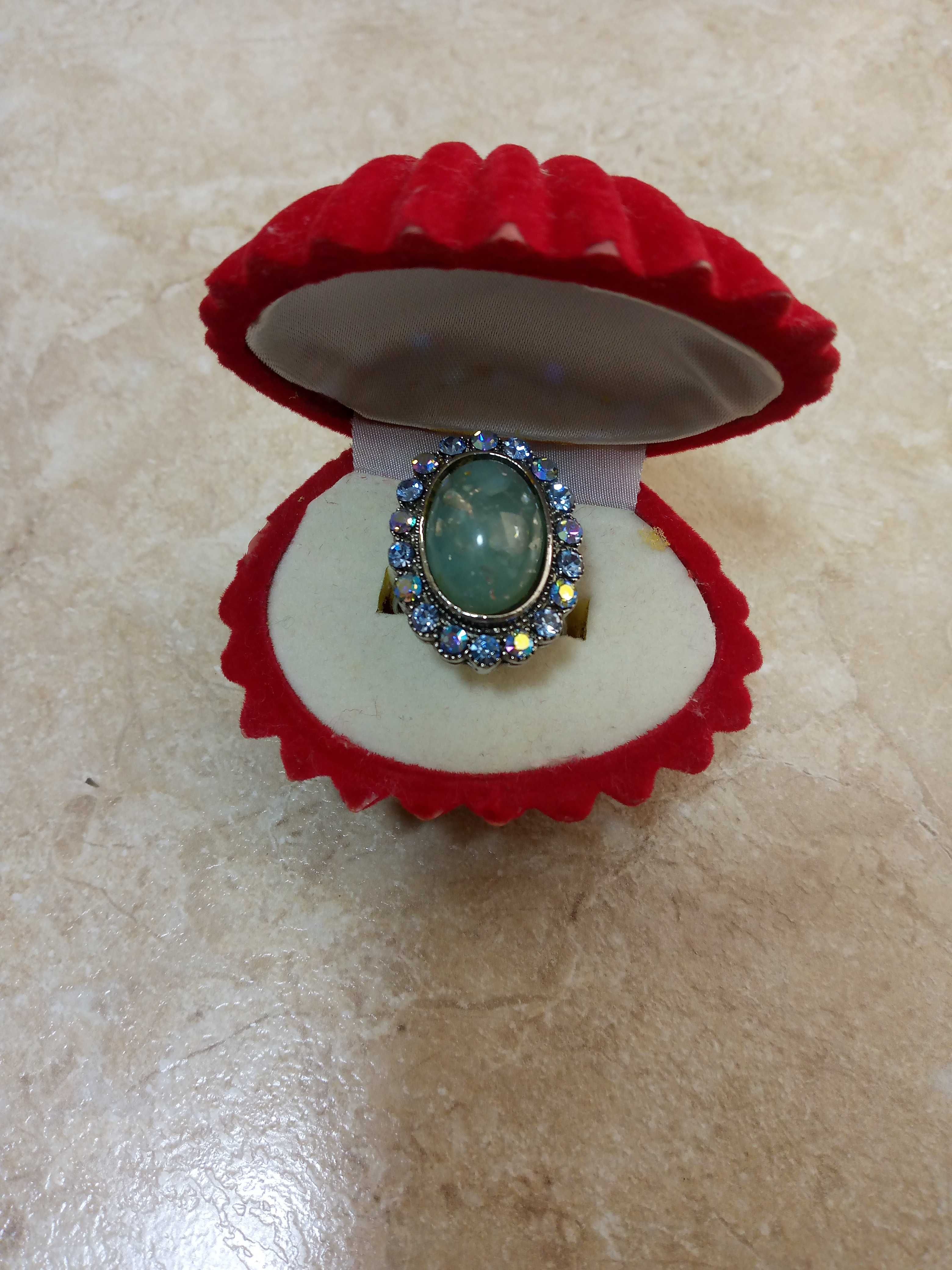 Шикарное кольцо с большим камнем.Цена 100тысяч