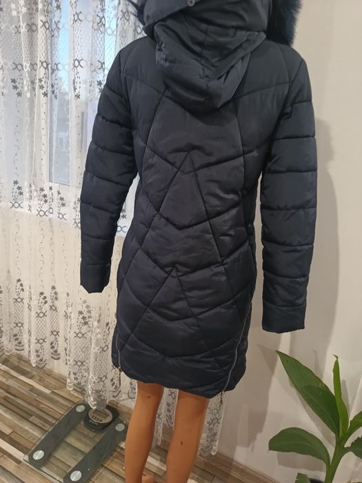 Зимно дълго, разкошно дамско яке със пълнеж. Обличано е само два пъти,