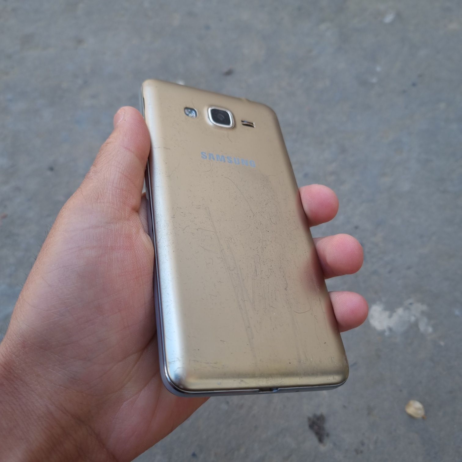 Samsung Galaxy J2 sotiladi
