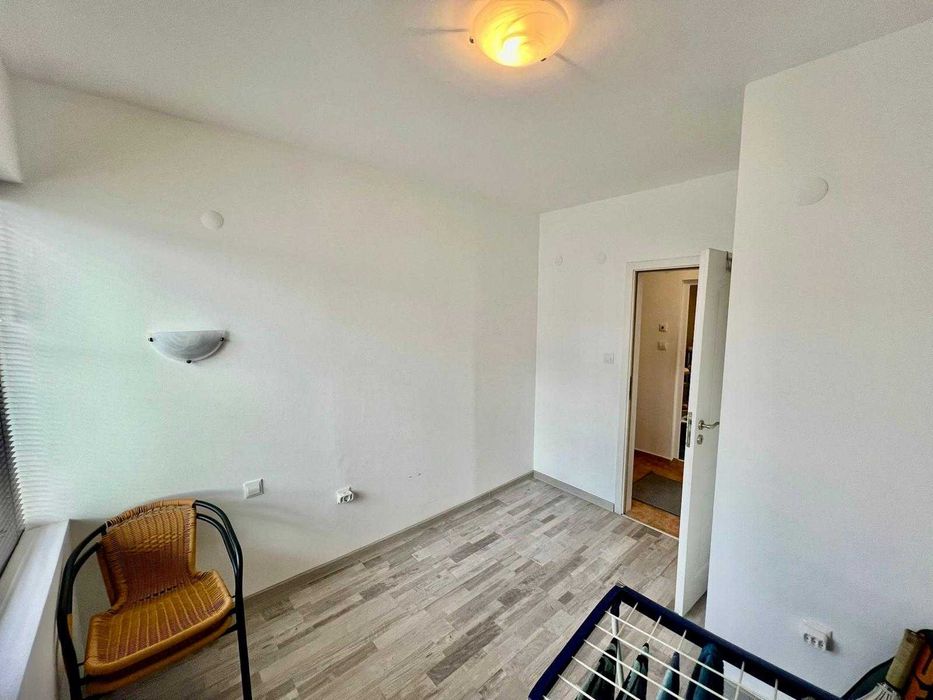 Тристаен апартамент в централната част, Първа линия, Ниска такса