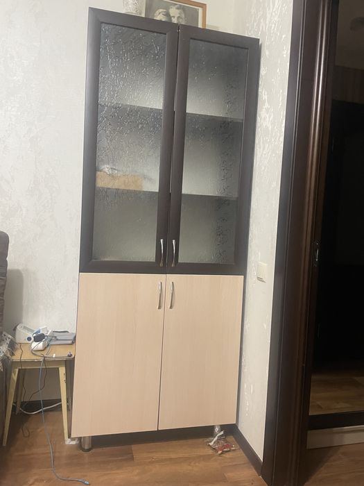 Шкаф книжный в хорошем состоянии