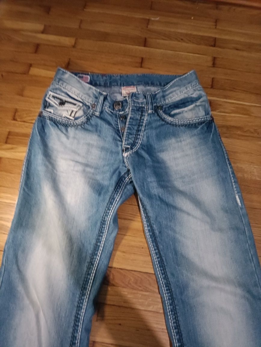 Джинсы бренда true religion