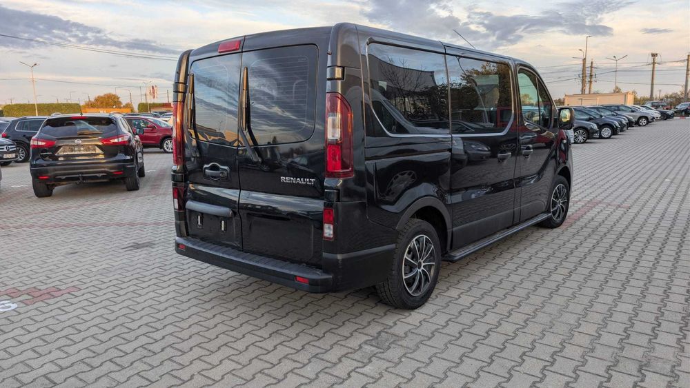 Renault Trafic persoane 8 locuri