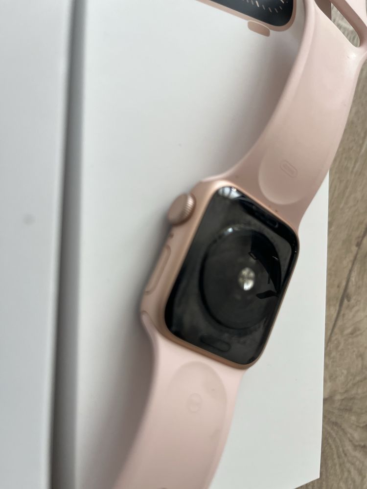Apple Watch SE 40mm, Gold Aluminium Case