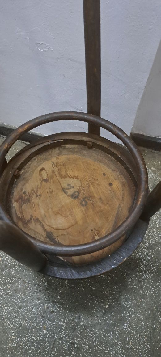 Scaun vechi din lemn