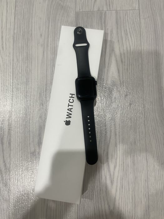 Продам смарт-часы Apple Watch SE 40mm