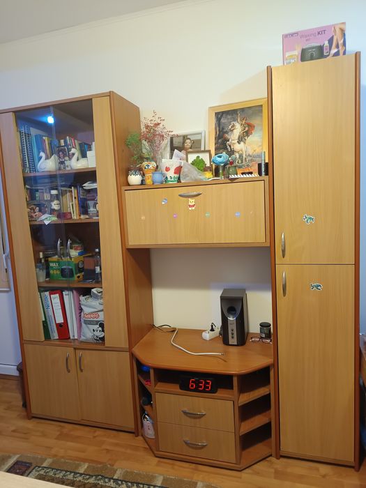 Vand mobila cu polite si sertare