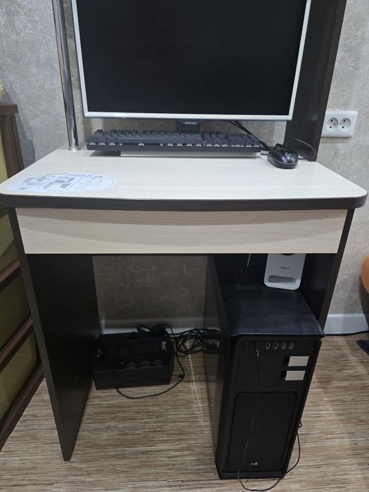 Стол для компьютера и для учебы