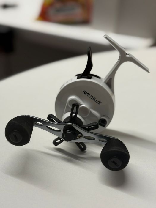 Мультипликаторная зимняя катушка Nautilus Lira White