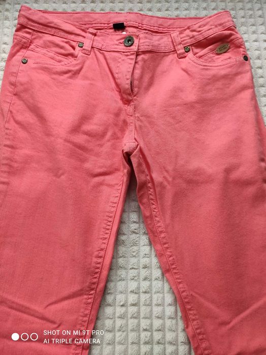 Разнообразни цветове и модели момичешки дънки