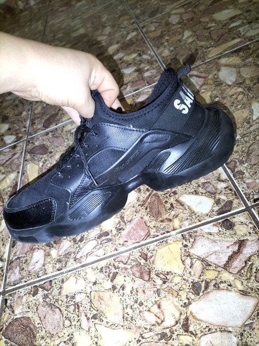 Vând adidași Saing is negociabil