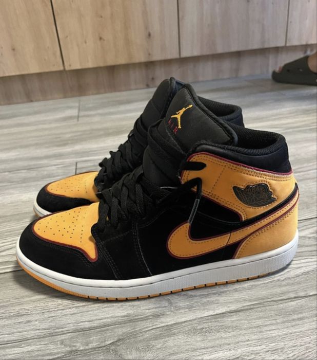 Jordan 1 mid Vivid Orange