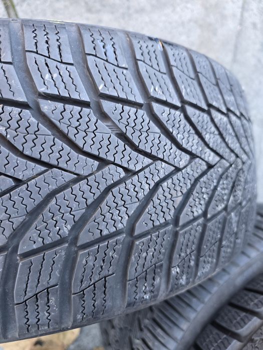 Anvelope iarna 215 45 18