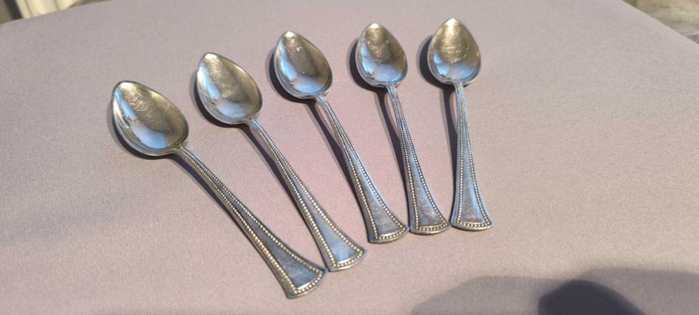 Продават се комплект от 5 посребрени лъжички за кафе.