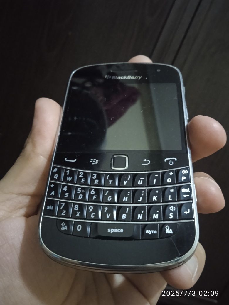Blackberry 9900.