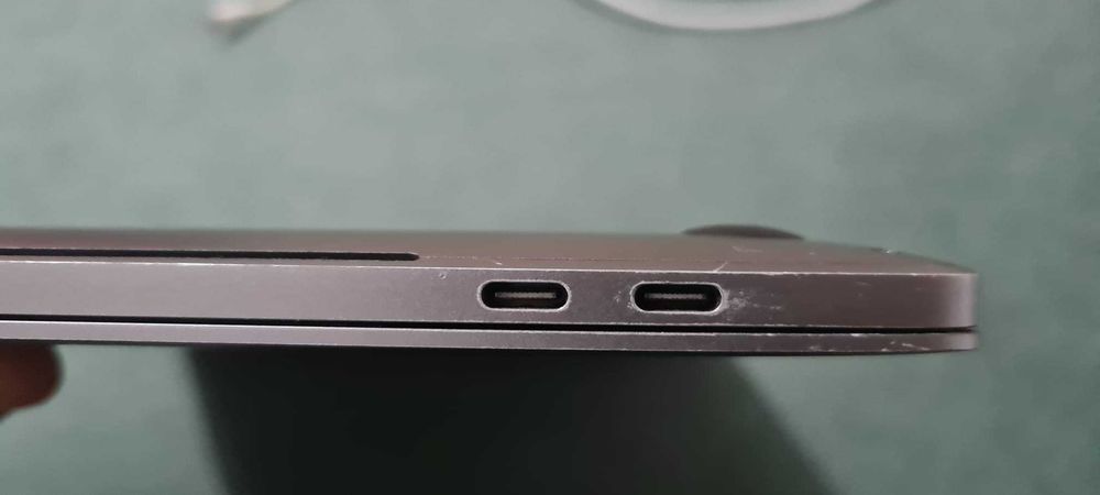 2019 MacBook Pro 15" i7 2.6GHz 32GB RAM 1Tb R560X Touchbar defect