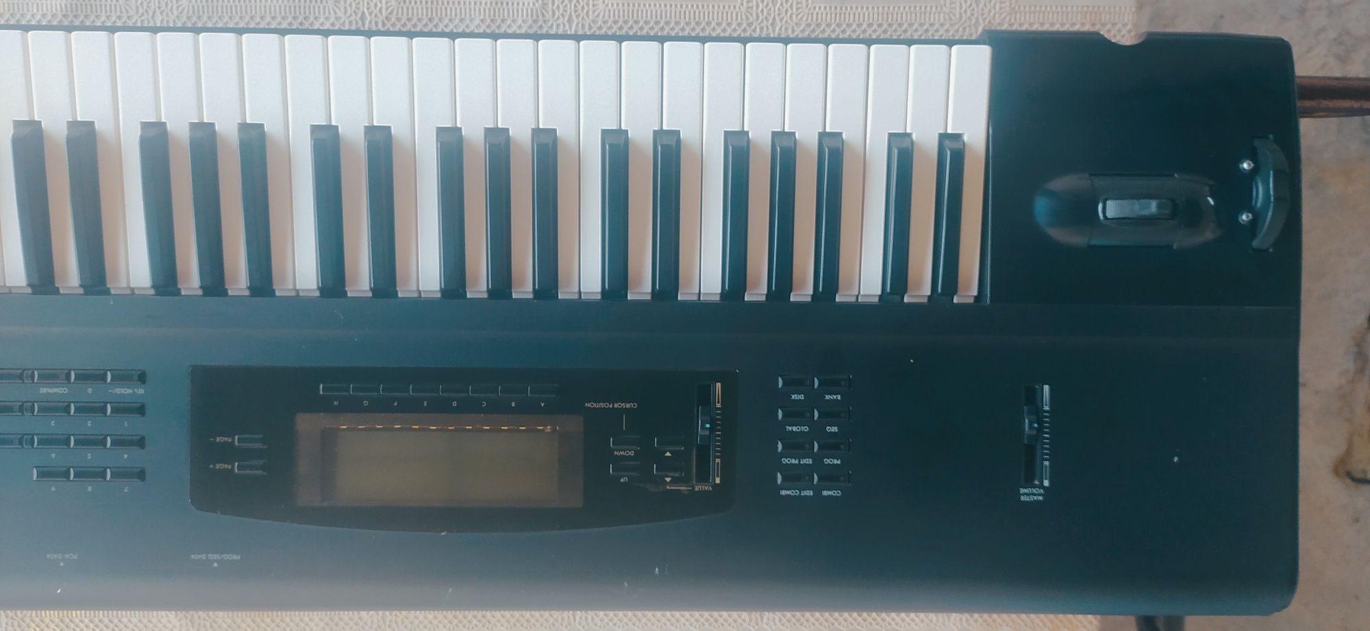 KORG 01 W профессиональный синтезатор сотилади