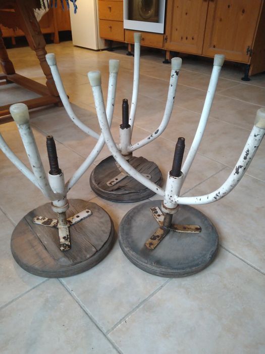 Три броя трикраки винтидж медицински столчета с винт