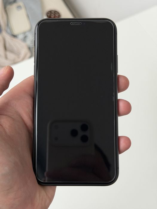 Vand iPhone 11 negru de 64 GB in stare excelenta