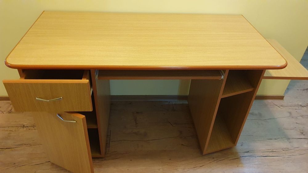 Masă de birou și scaun.