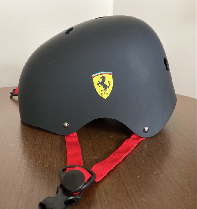 Детска каска Ferrari
