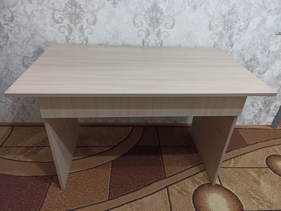 Продам Швейную машинку оверлок Стол и стулья!