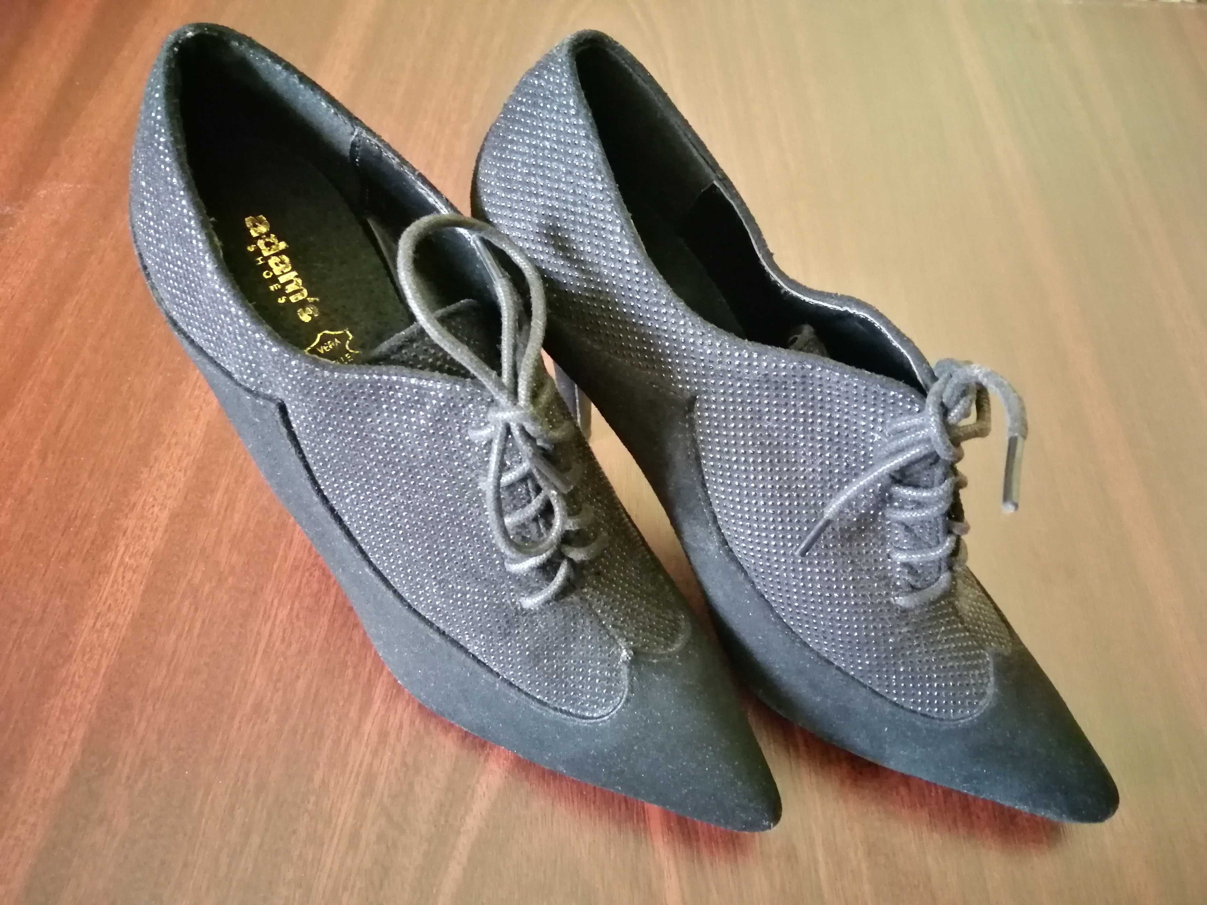Vand doua perechi de pantofi de dama