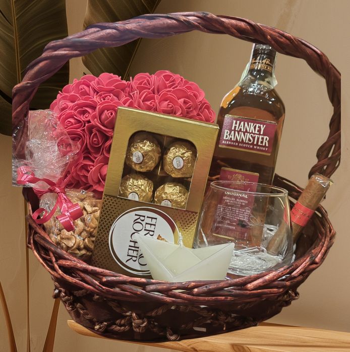 Кошници за подарък! и Мечета от вечни рози!