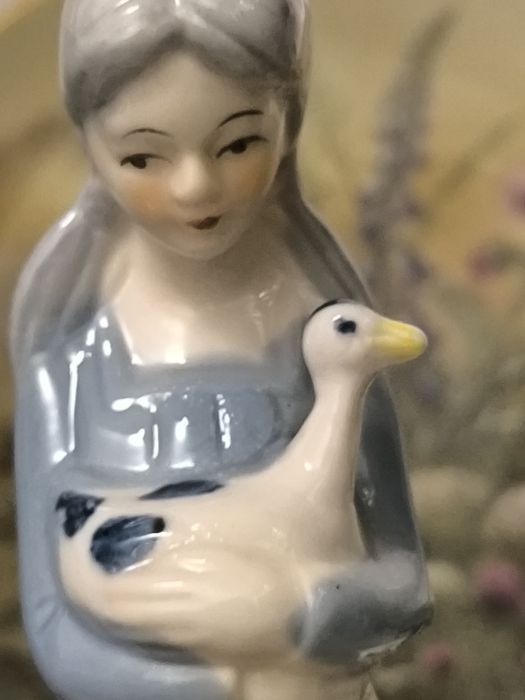 Порцеланова фигурка висока-15 см