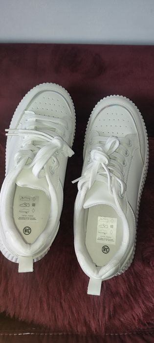 Adidași albi dama, talpa înaltă, model avantajos si comod