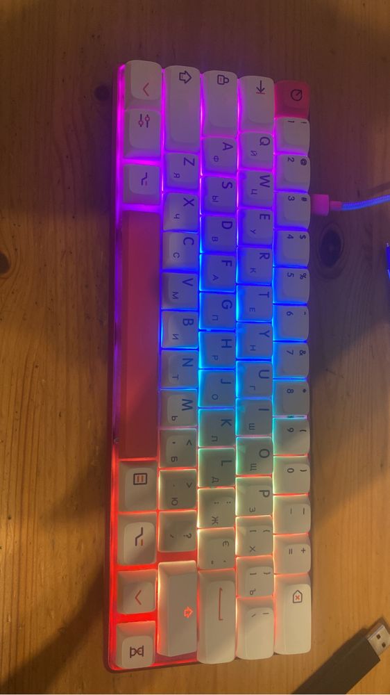 Продаю клавиатуру hyper x alloy origins 60 pink