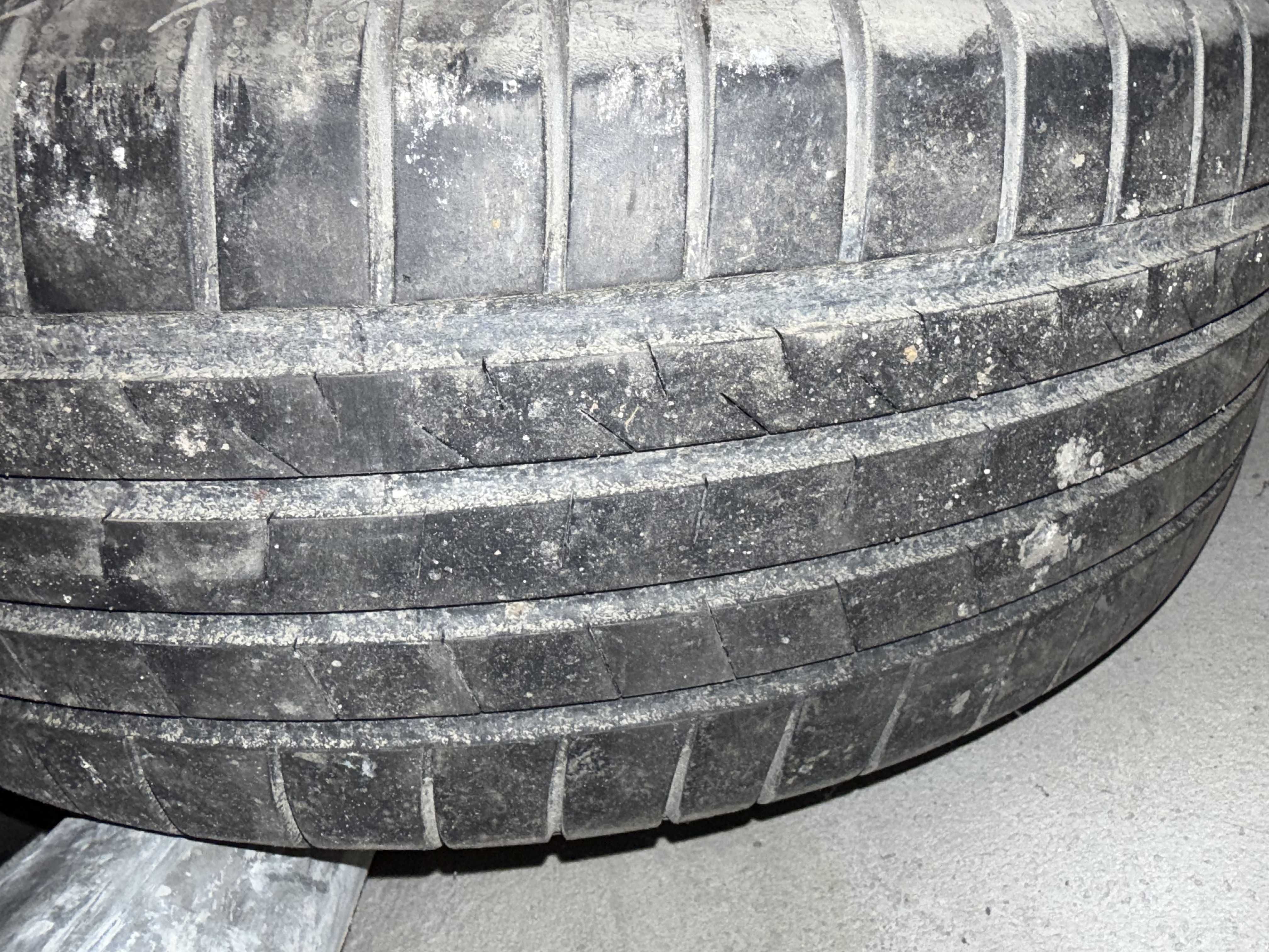 Две гуми Bridgestone Alenza 001 235/55R18 V100