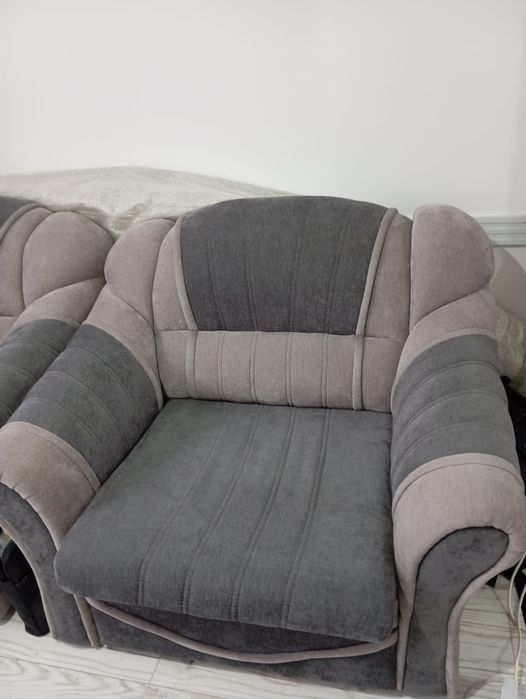 Диван вместе с креслом.