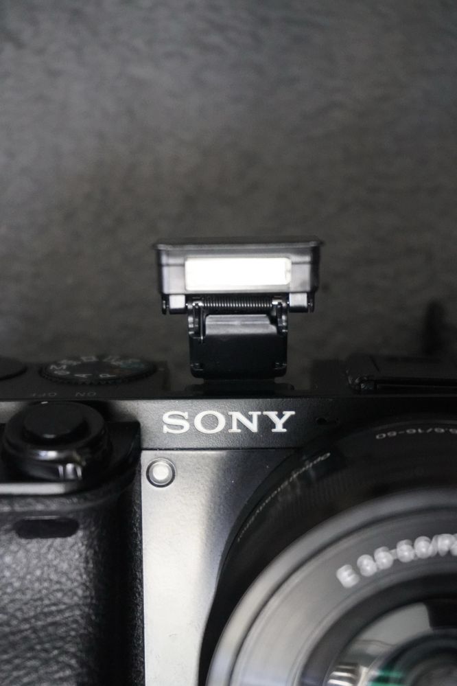 Sony A6000 + Obiectiv 16-50 + baterie + curea
