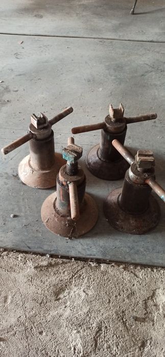 Механический домкрат.