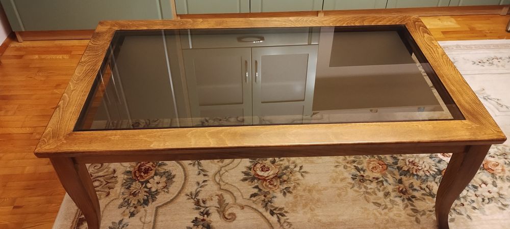 Холна маса, от масив, бук и стъкло, с размери 130х75х48см.