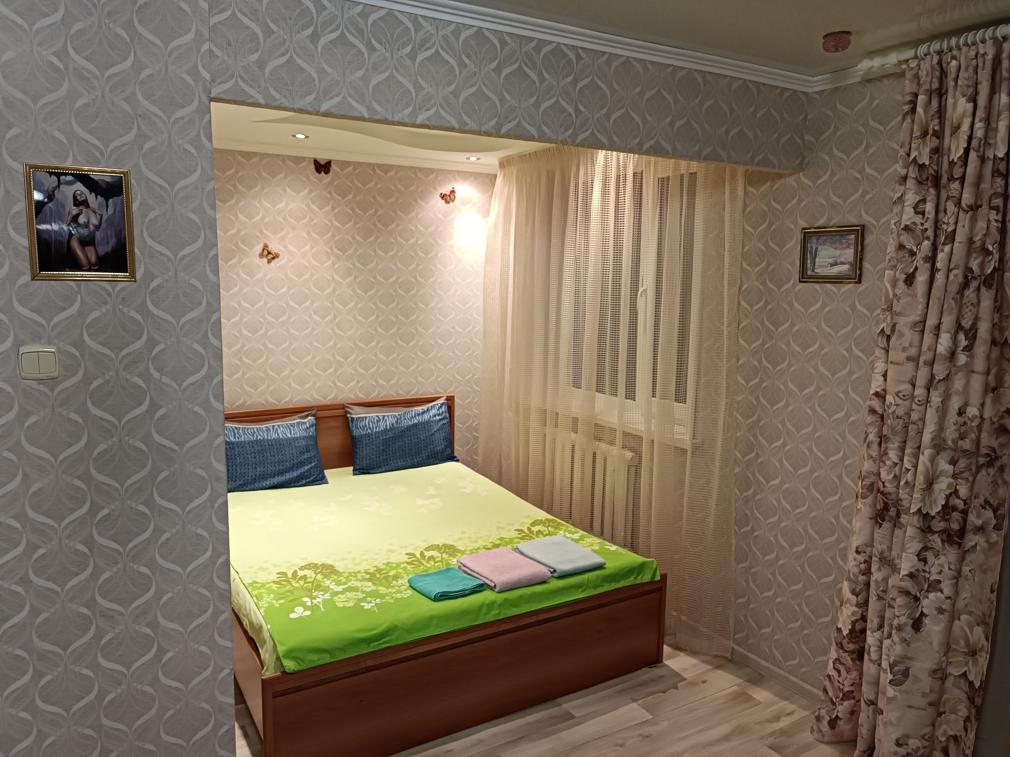 1-ком.кв.ул.пл.45кв.м.Посуточно,по часам! 6-4 ДЮСШ, Автостанция,Орда!