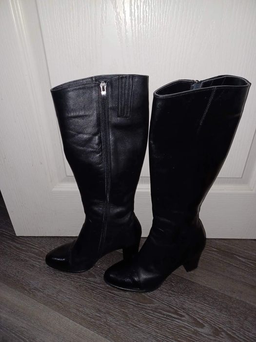 Дамски черни ботуши на ток естествена кола