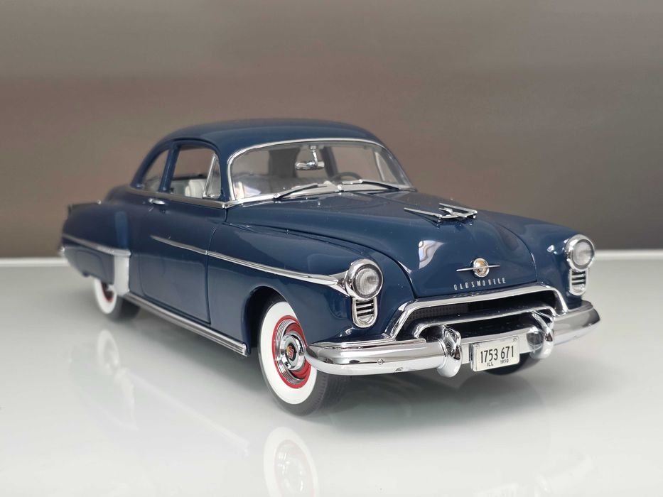 Macheta Auto 1/18 Authentics Oldsmobile 88 1950