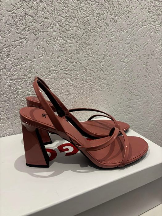 Сандали на висок ток