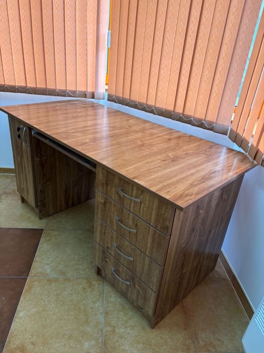 Бюро в отлично състояние - масивно с шкаф и чекмеджета